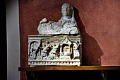 Volterra. La grandiosa serie di urne cinerarie del Museo Etrusco Guarnacci.